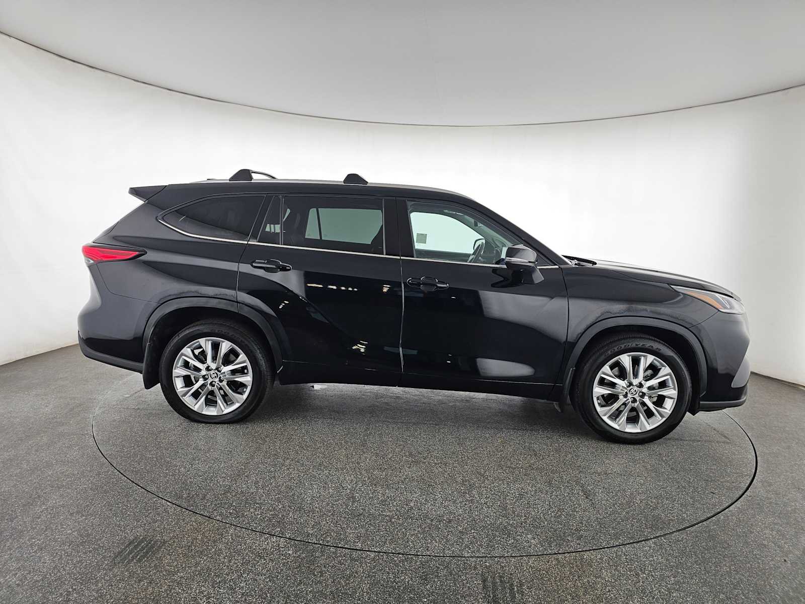 Used 2023 Toyota Highlander Limited FWD image 3