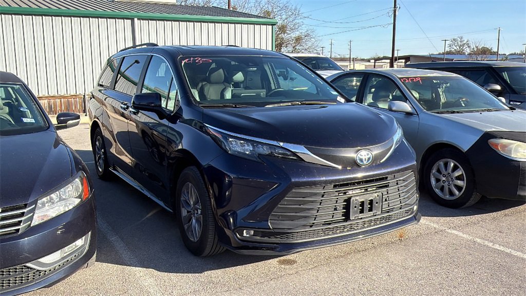 Certified 2025 Toyota Sienna XLE image 3