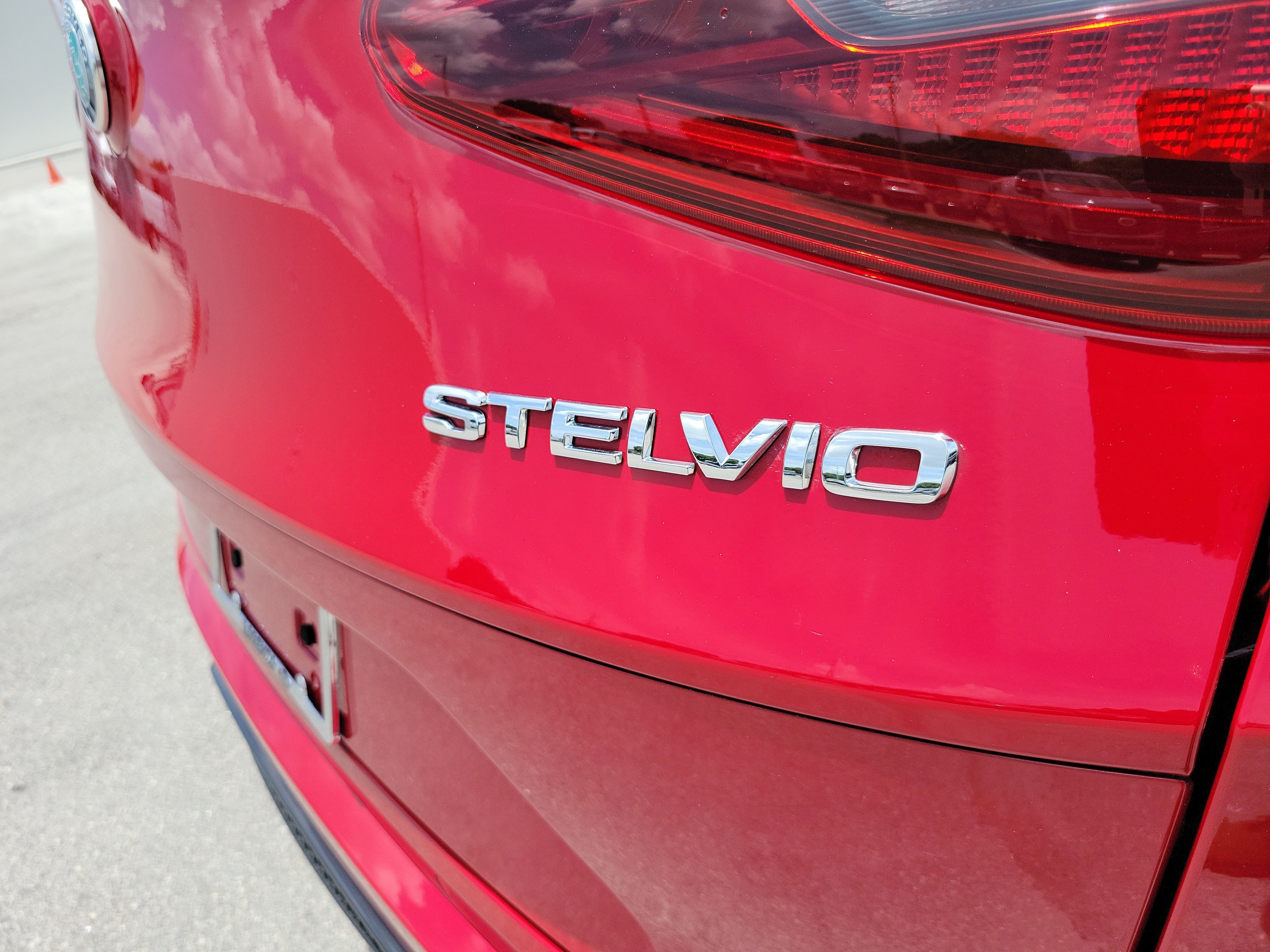 Used 2022 Alfa Romeo Stelvio Veloce AWD/4WD image 31