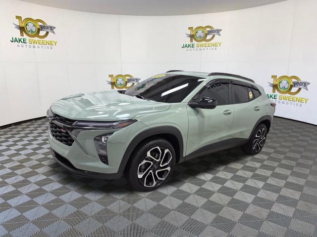 Used 2024 Chevrolet Trax RS w/ Sunroof Package FWD image 4