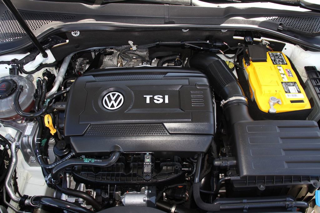 Used 2020 Volkswagen GTI SE FWD image 27