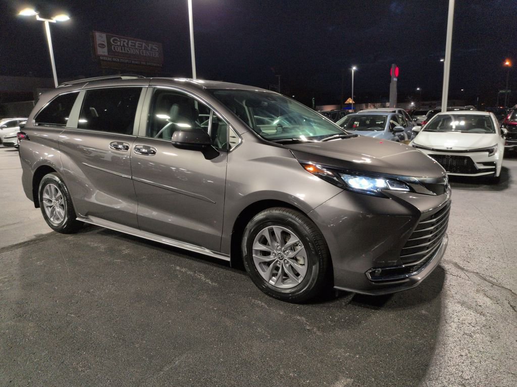 Used 2024 Toyota Sienna XLE image 7