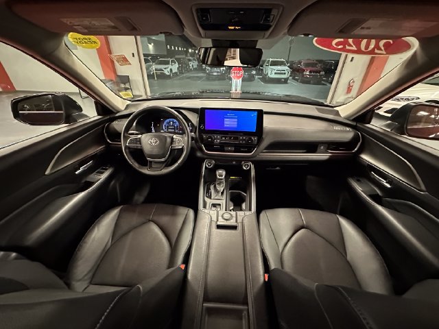 Used 2025 Toyota Grand Highlander AWD image 25