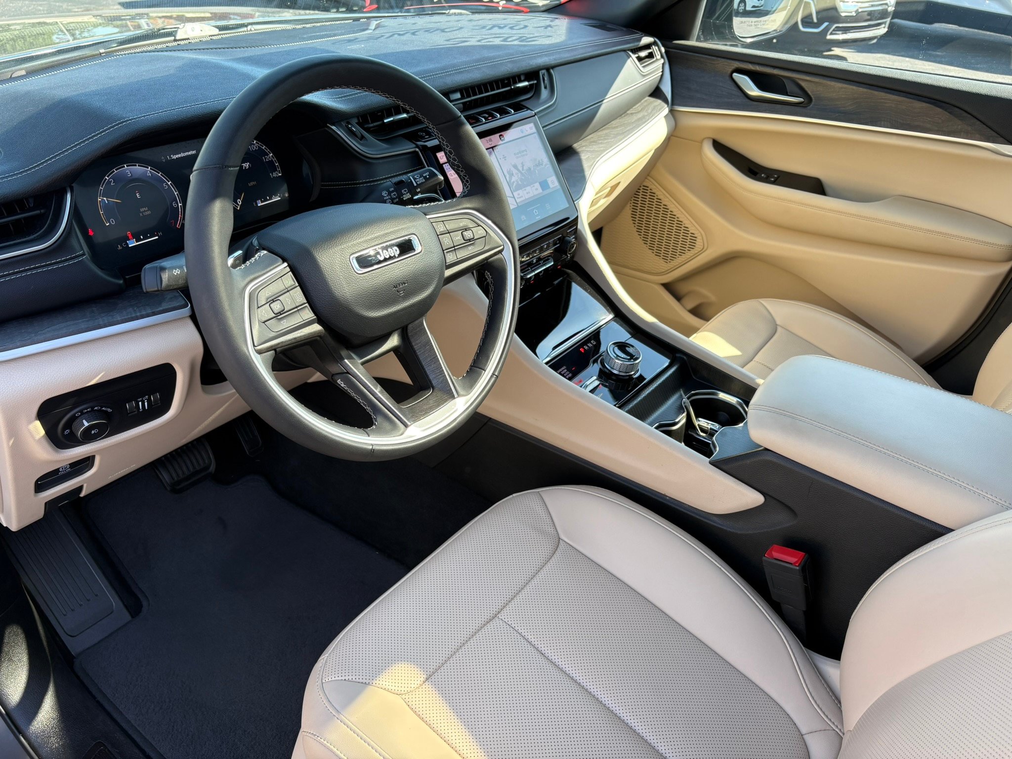 Used 2025 Jeep Grand Cherokee Limited w/ Luxury Tech Group II AWD/4WD image 15