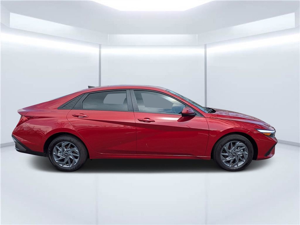 Used 2025 Hyundai Elantra Blue image 2