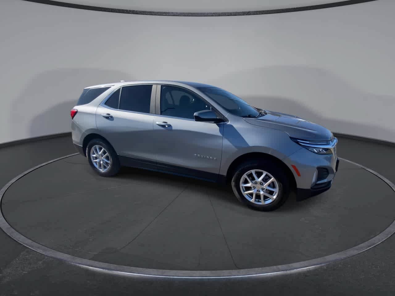 Used 2024 Chevrolet Equinox LT AWD/4WD image 2