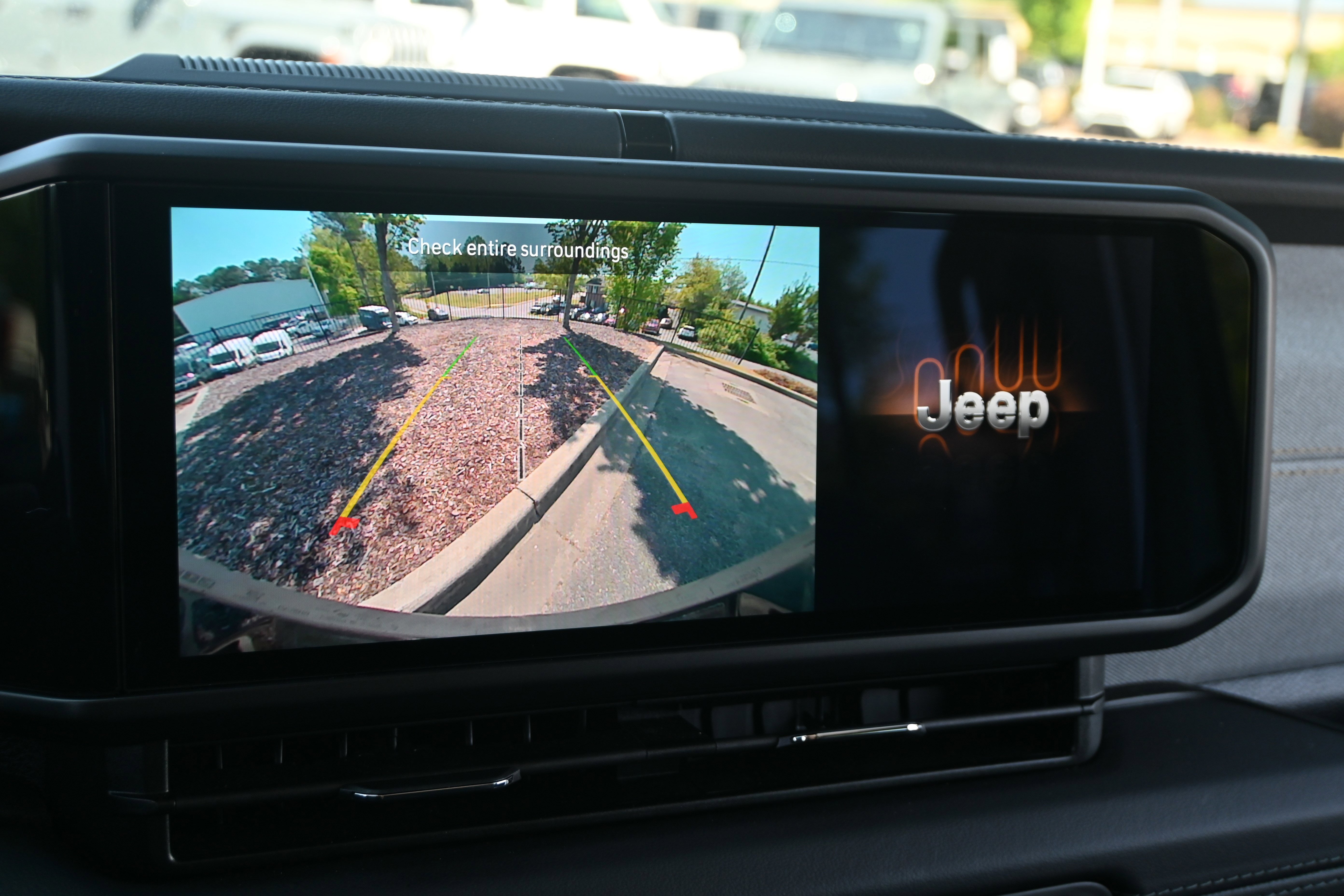 Used 2025 Jeep Wrangler Unlimited Sahara w/ Safety Group AWD/4WD image 23