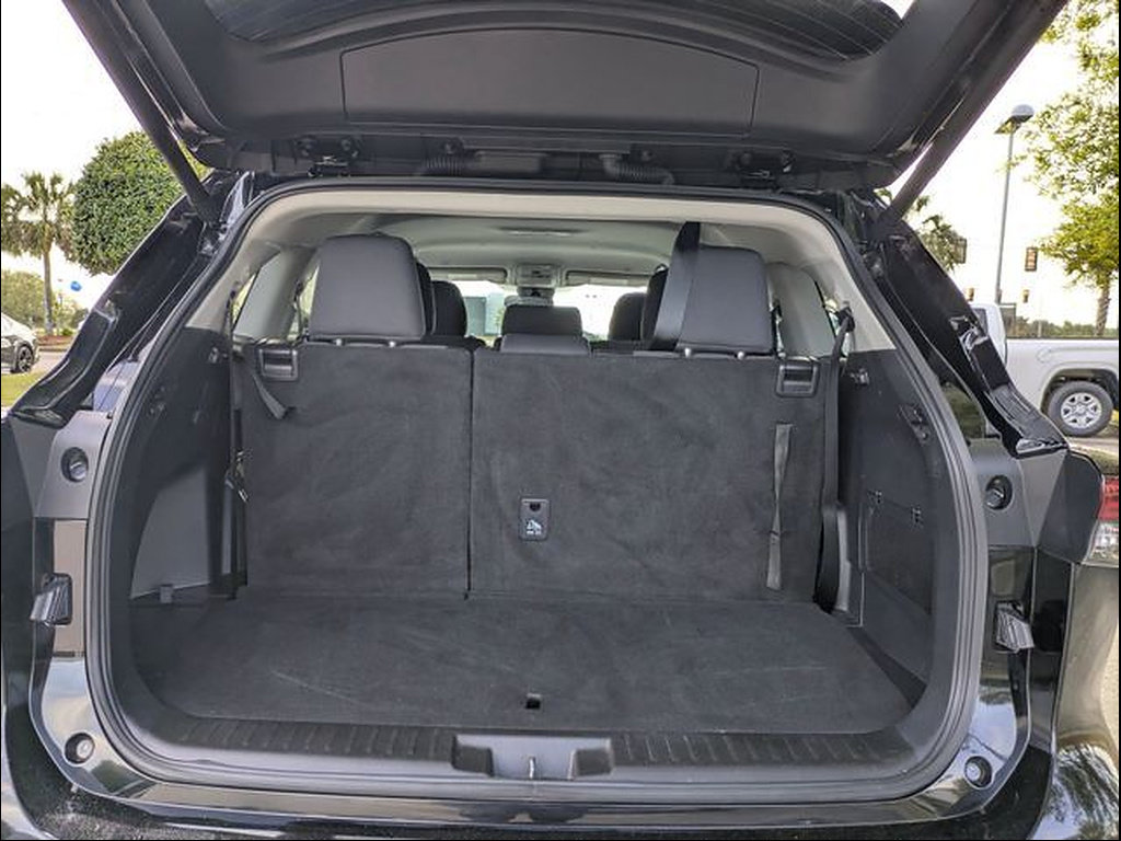 Certified 2025 Toyota Highlander LE FWD image 28