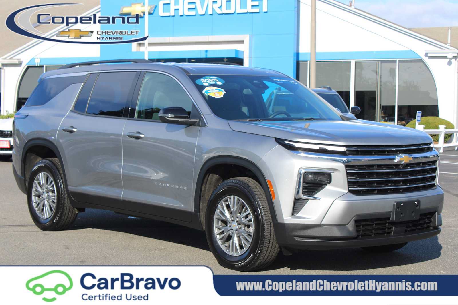 Certified 2025 Chevrolet Traverse LT FWD image 1
