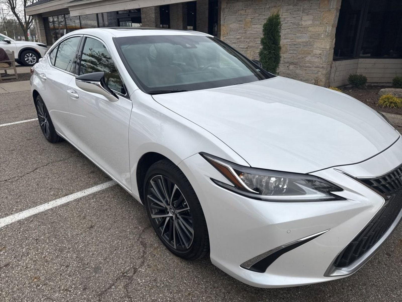 Used 2025 Lexus ES 300h w/ Premium Package image 4