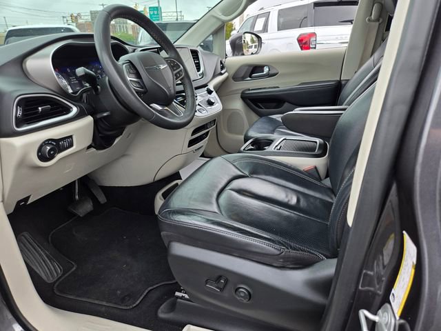 Used 2022 Chrysler Pacifica Touring-L FWD image 11