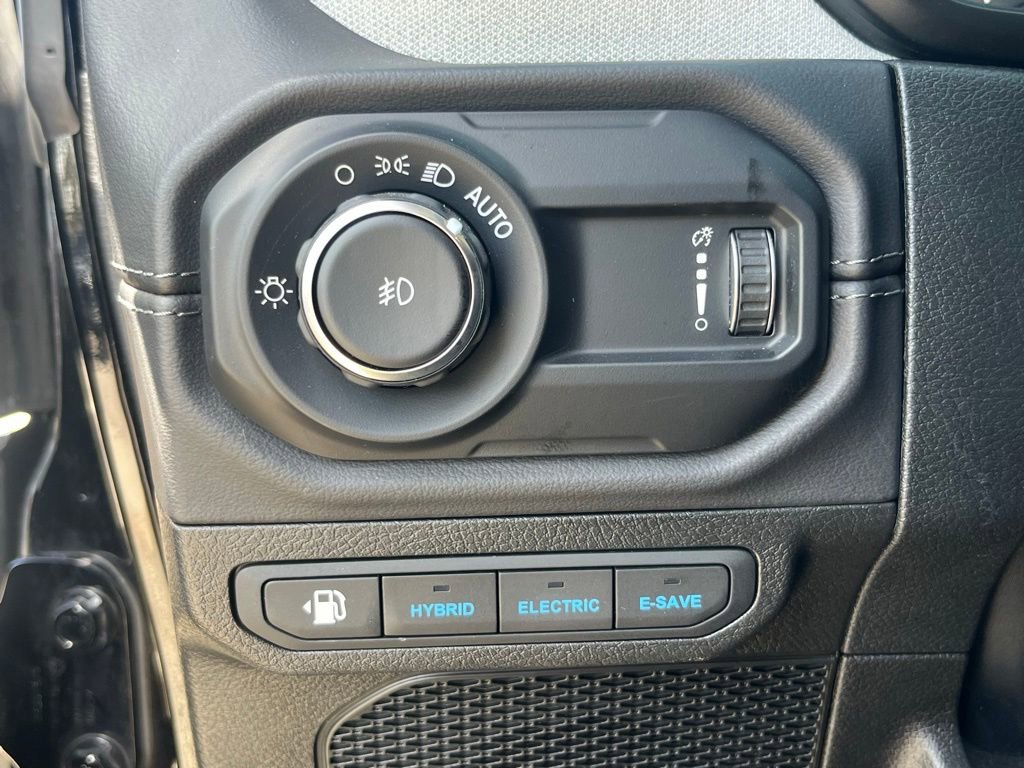 Used 2025 Jeep Wrangler Unlimited Sahara AWD/4WD image 26