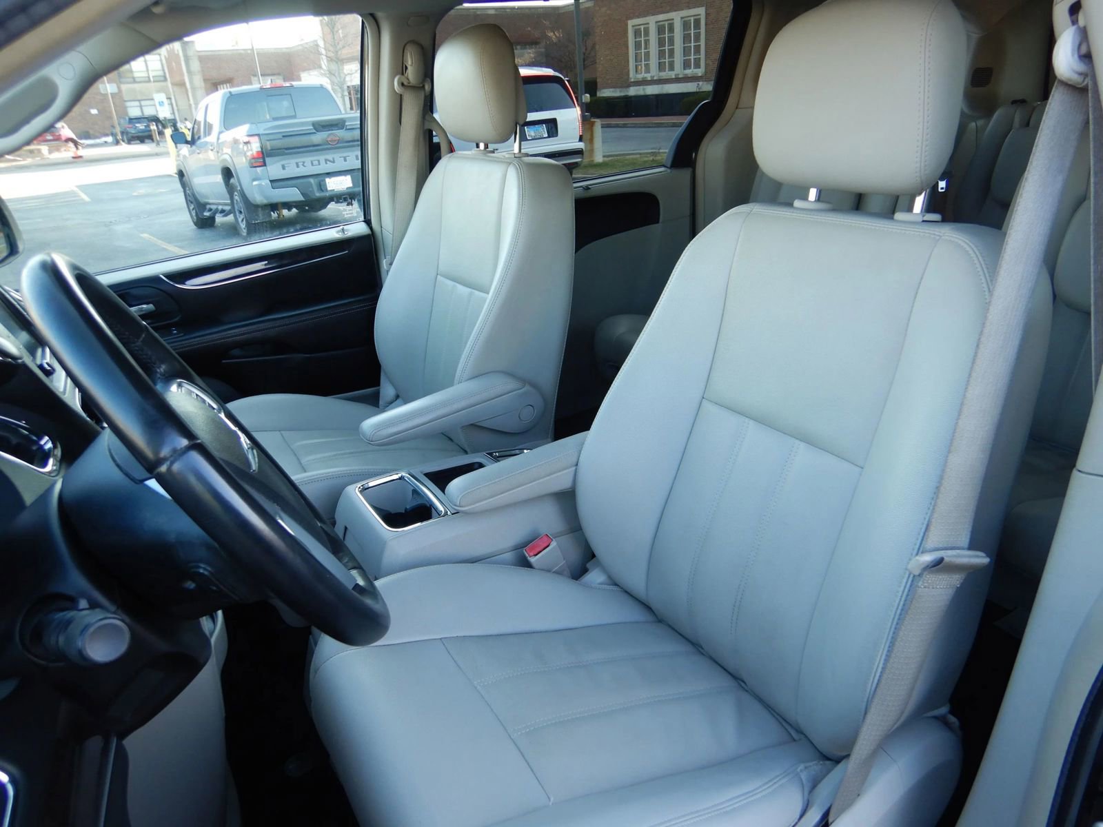 Used 2013 Chrysler Town & Country Touring image 15