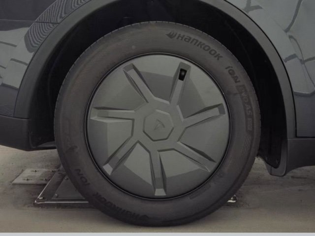 Used 2026 Tesla Model Y AWD image 16