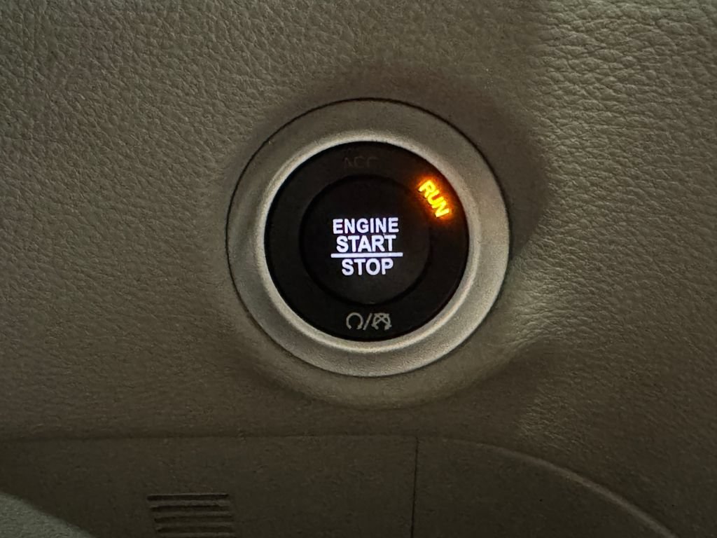 Used 2024 Chrysler Pacifica Limited FWD image 48