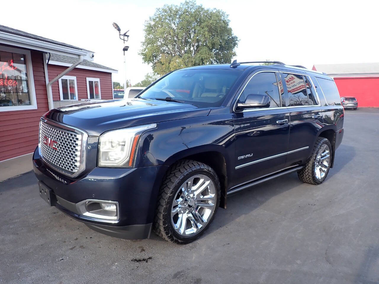 Used 2017 GMC Yukon Denali image 3