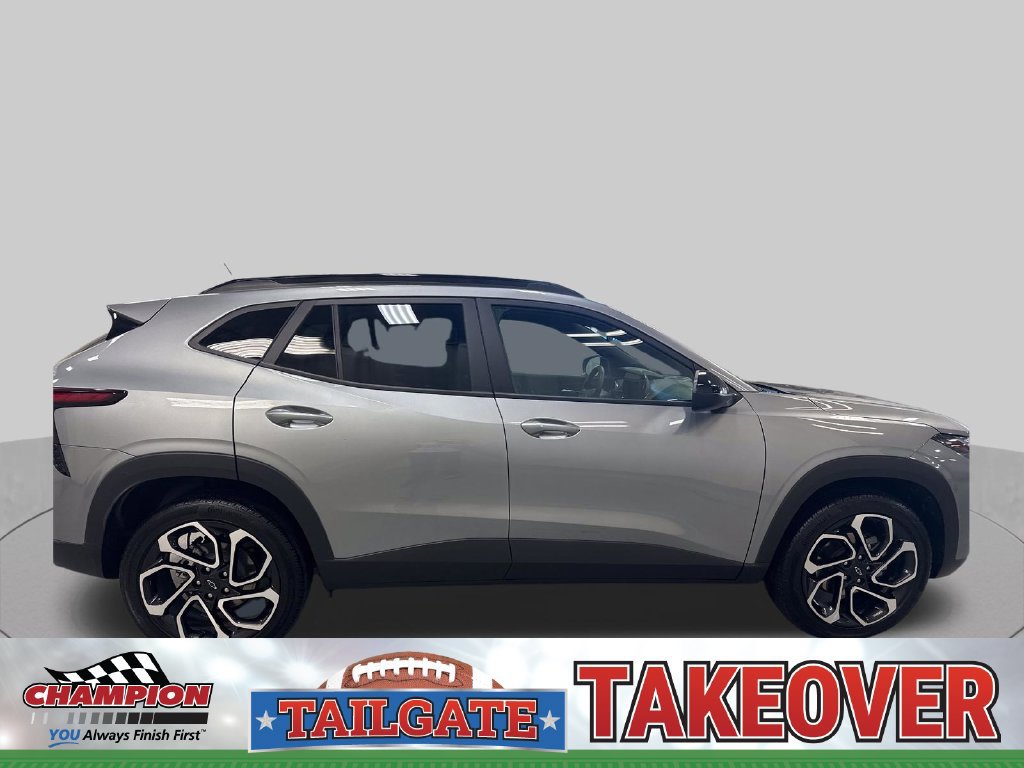 Used 2025 Chevrolet Trax RS w/ Sunroof Package FWD image 7