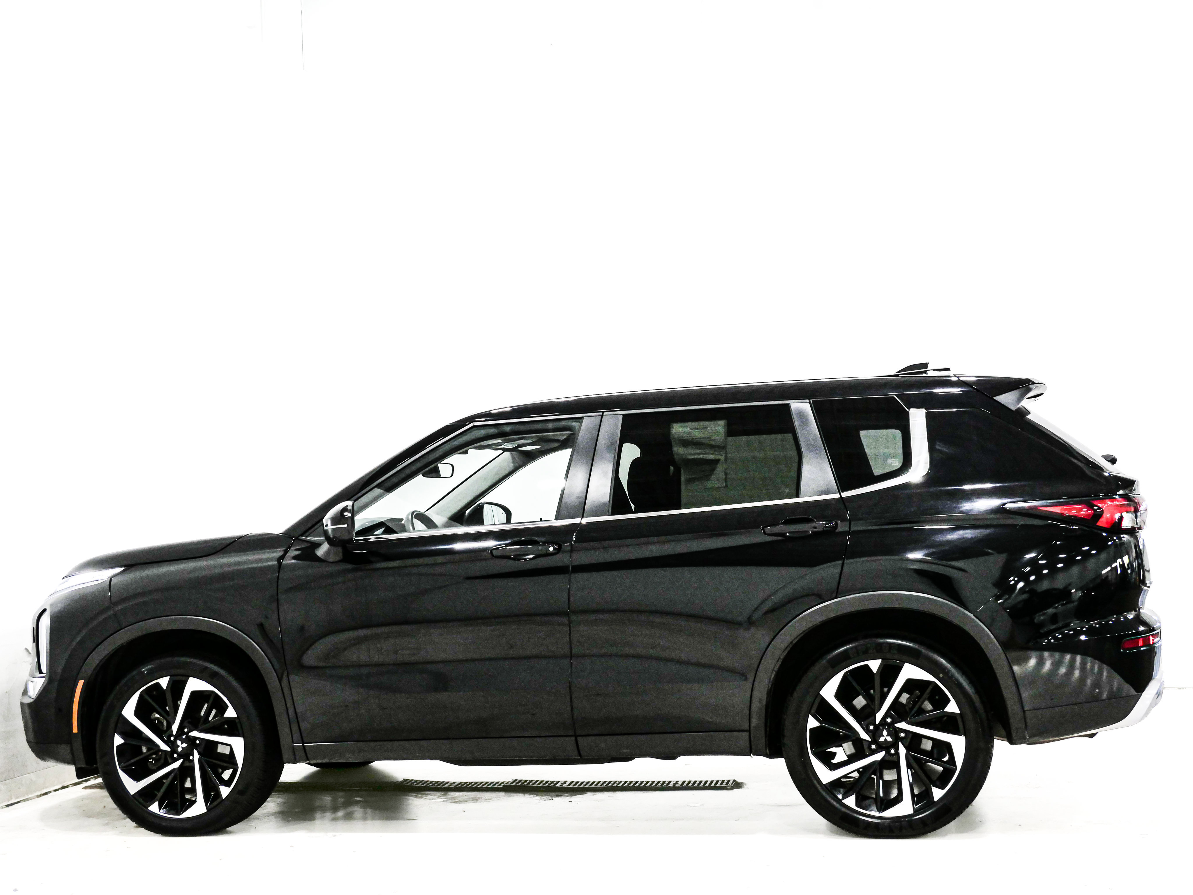 Used 2024 Mitsubishi Outlander SE AWD/4WD image 5
