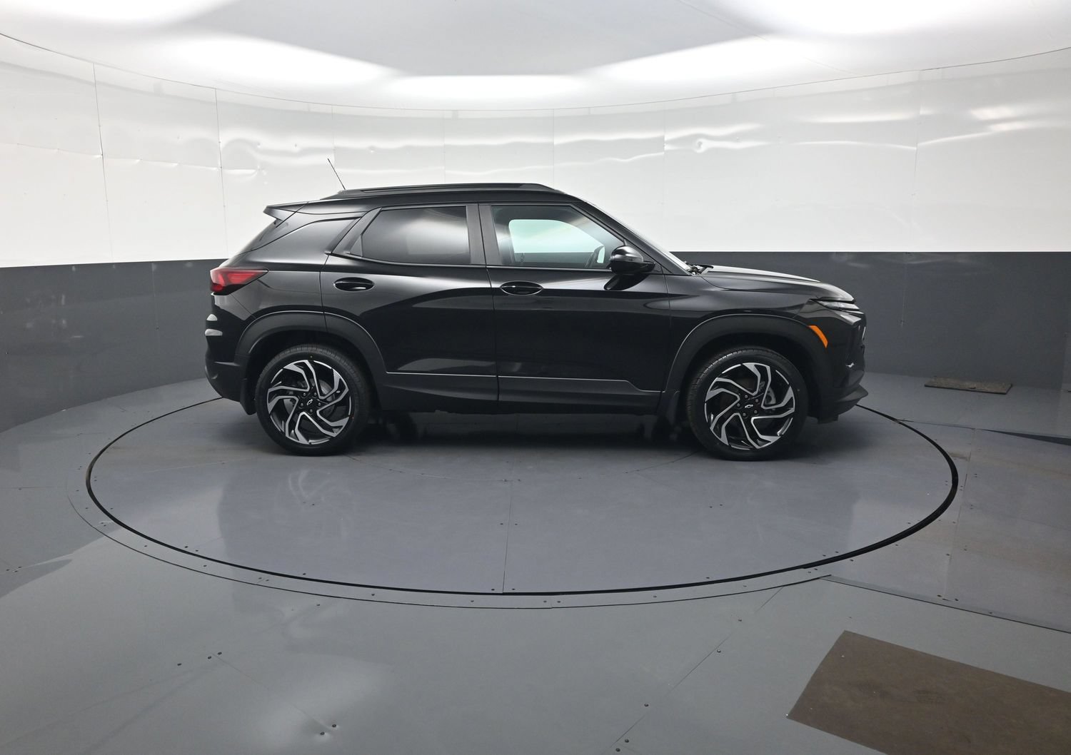 Used 2024 Chevrolet TrailBlazer RS w/ Convenience Package AWD/4WD image 2