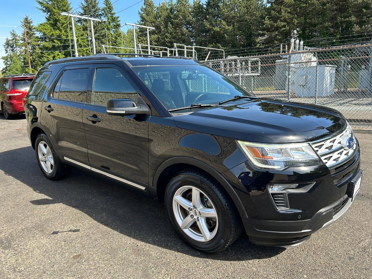 Used 2018 Ford Explorer XLT w/ Equipment Group 202A FWD image 3