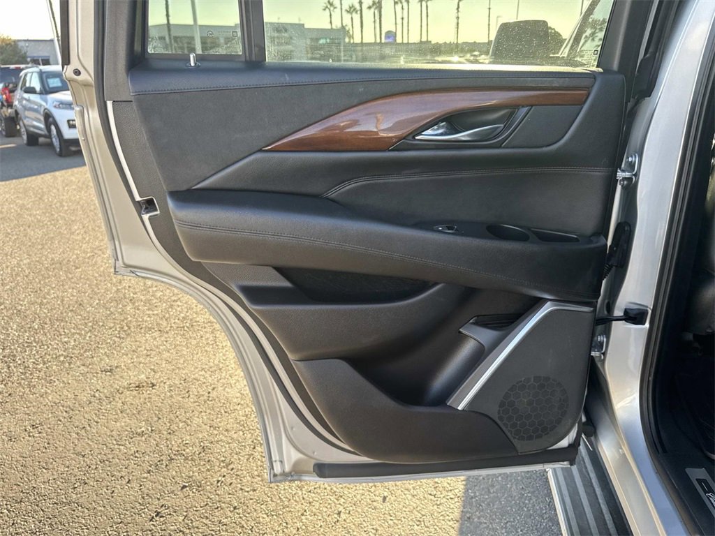 Used 2020 Cadillac Escalade Luxury image 16