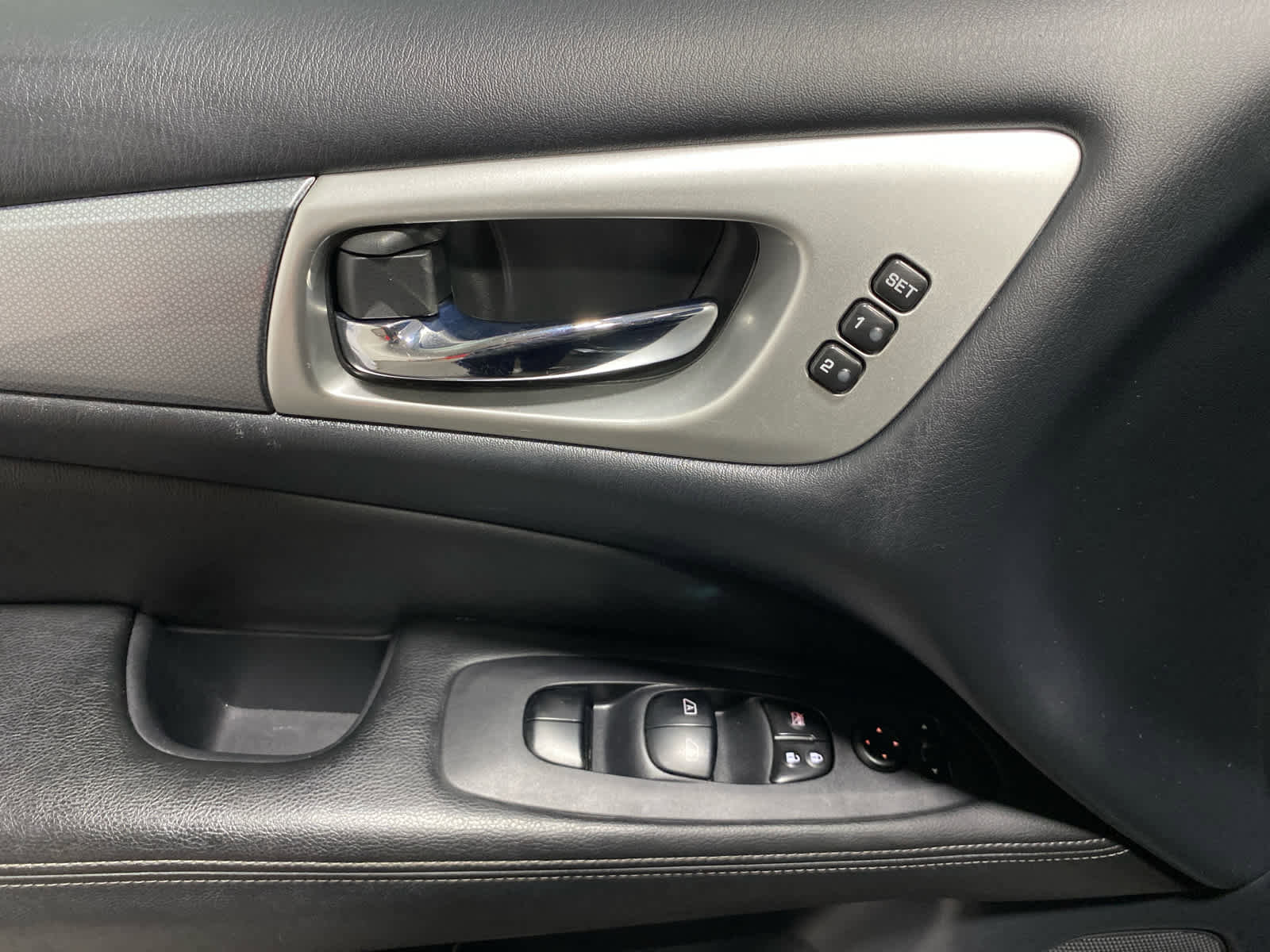 Used 2018 Nissan Pathfinder SL w/ Midnight Edition Package image 10