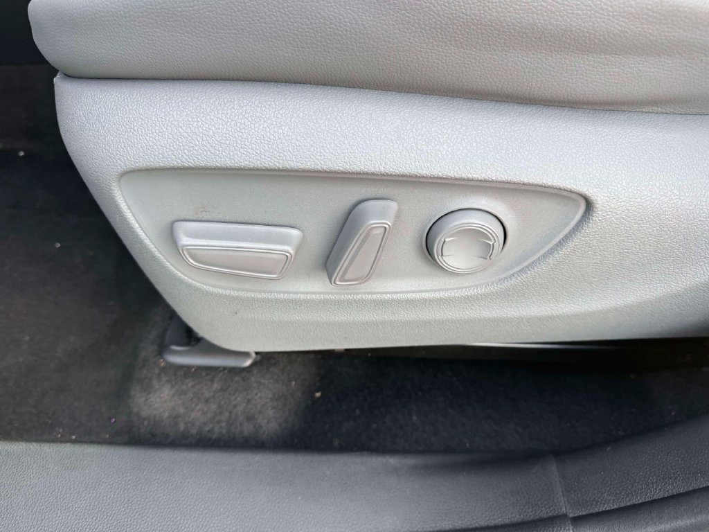 Used 2023 Toyota Highlander XLE AWD/4WD image 17