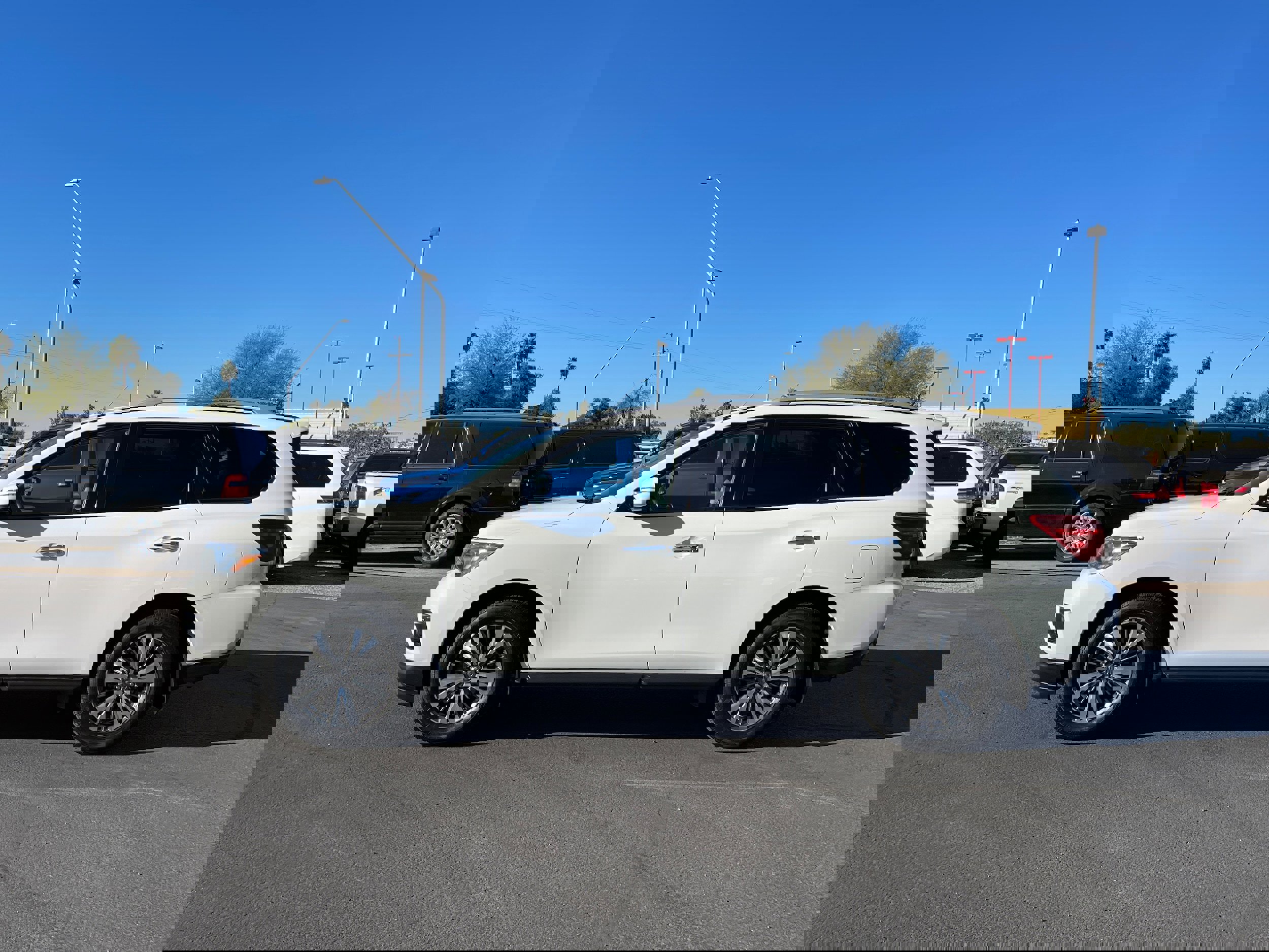 Used 2018 Nissan Pathfinder SV image 2