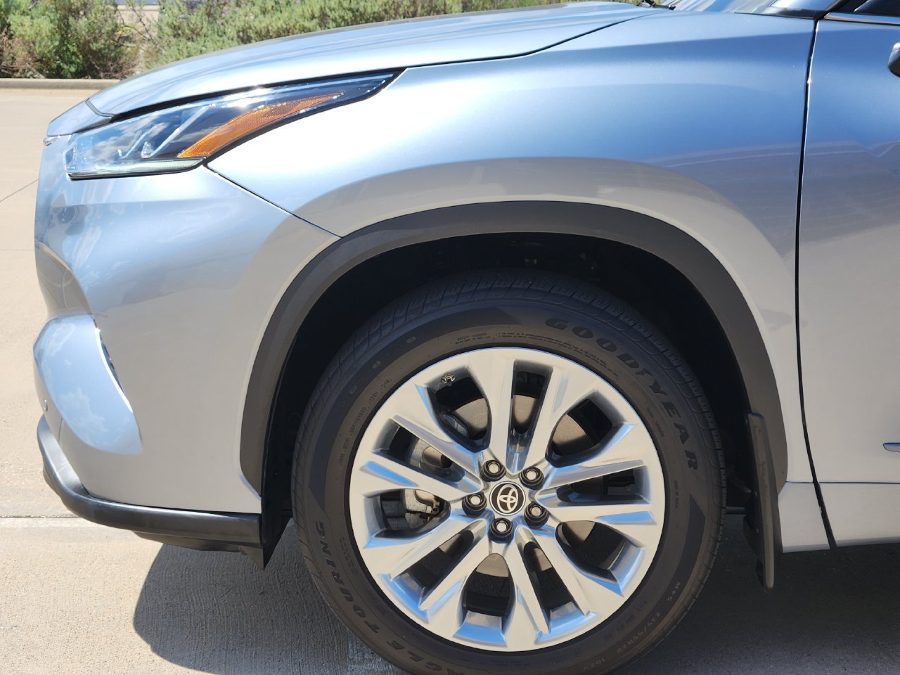 Used 2024 Toyota Highlander Limited FWD image 5