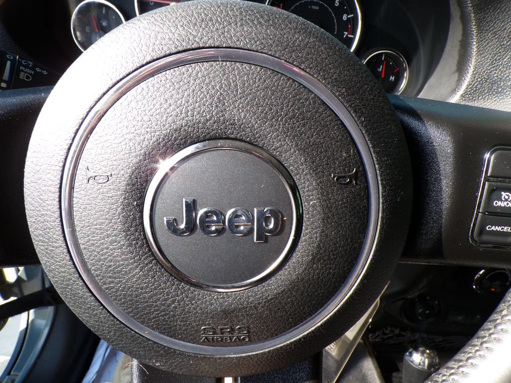 Used 2015 Jeep Wrangler Unlimited Sahara w/ Connectivity Group AWD/4WD image 28