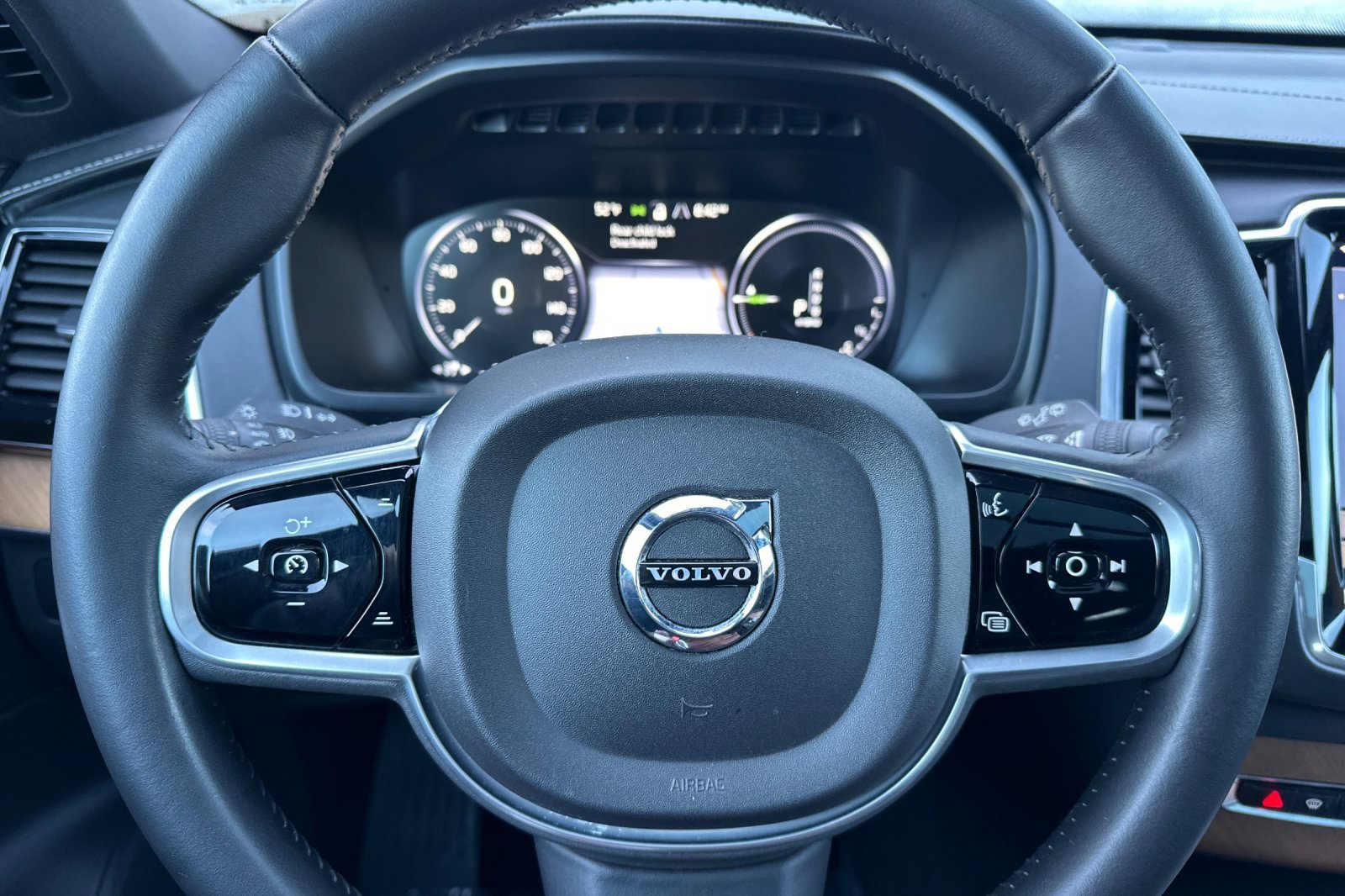 Used 2017 Volvo XC90 T8 Inscription w/ Vision Package image 26