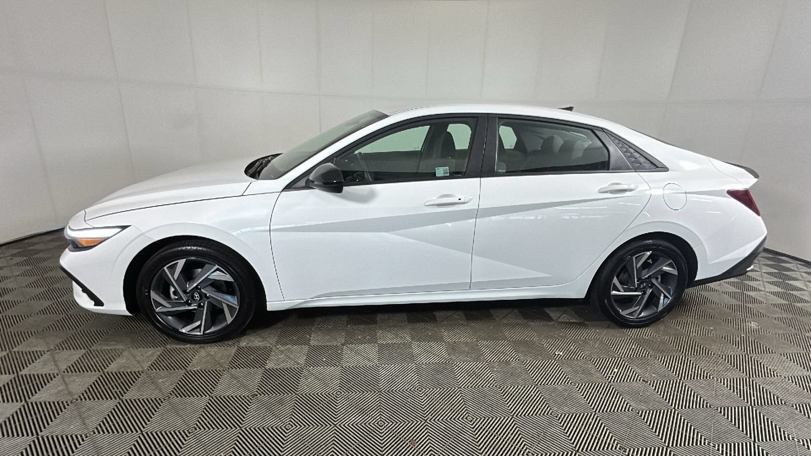 Certified 2025 Hyundai Elantra SEL FWD image 7