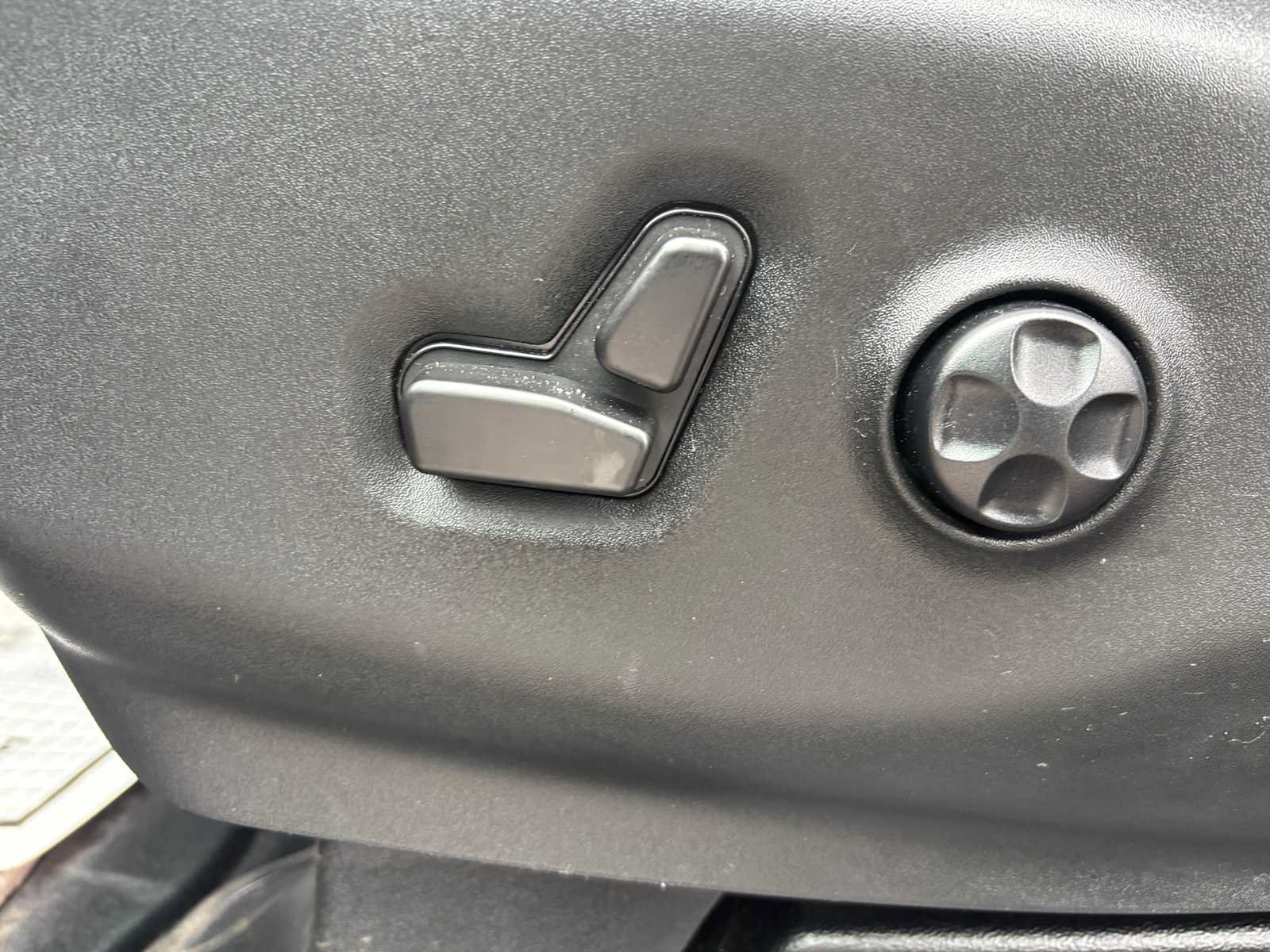 Used 2025 Chrysler Voyager LX FWD image 21