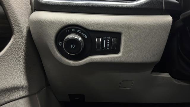 Used 2023 Chrysler Pacifica Limited w/ Uconnect Theater Family Group FWD image 39