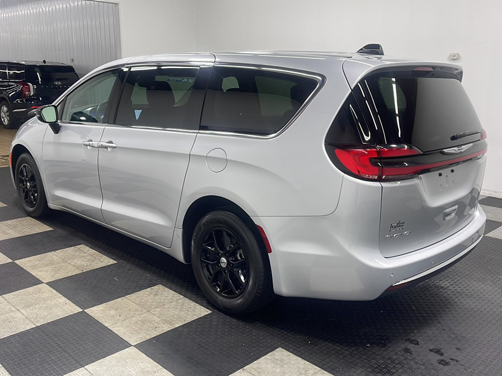 Used 2024 Chrysler Pacifica Touring-L FWD image 16