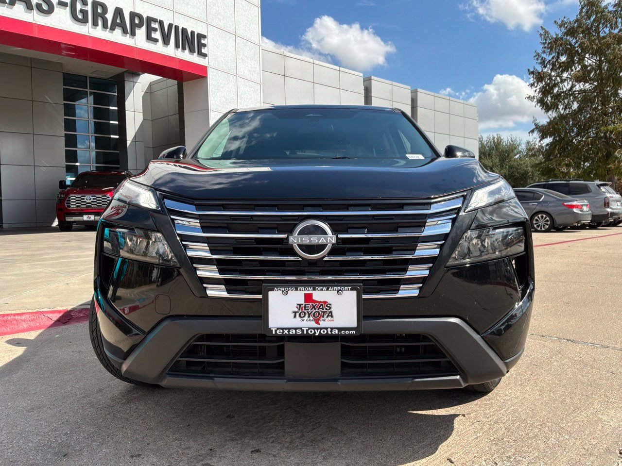 Used 2025 Nissan Rogue SV FWD image 3