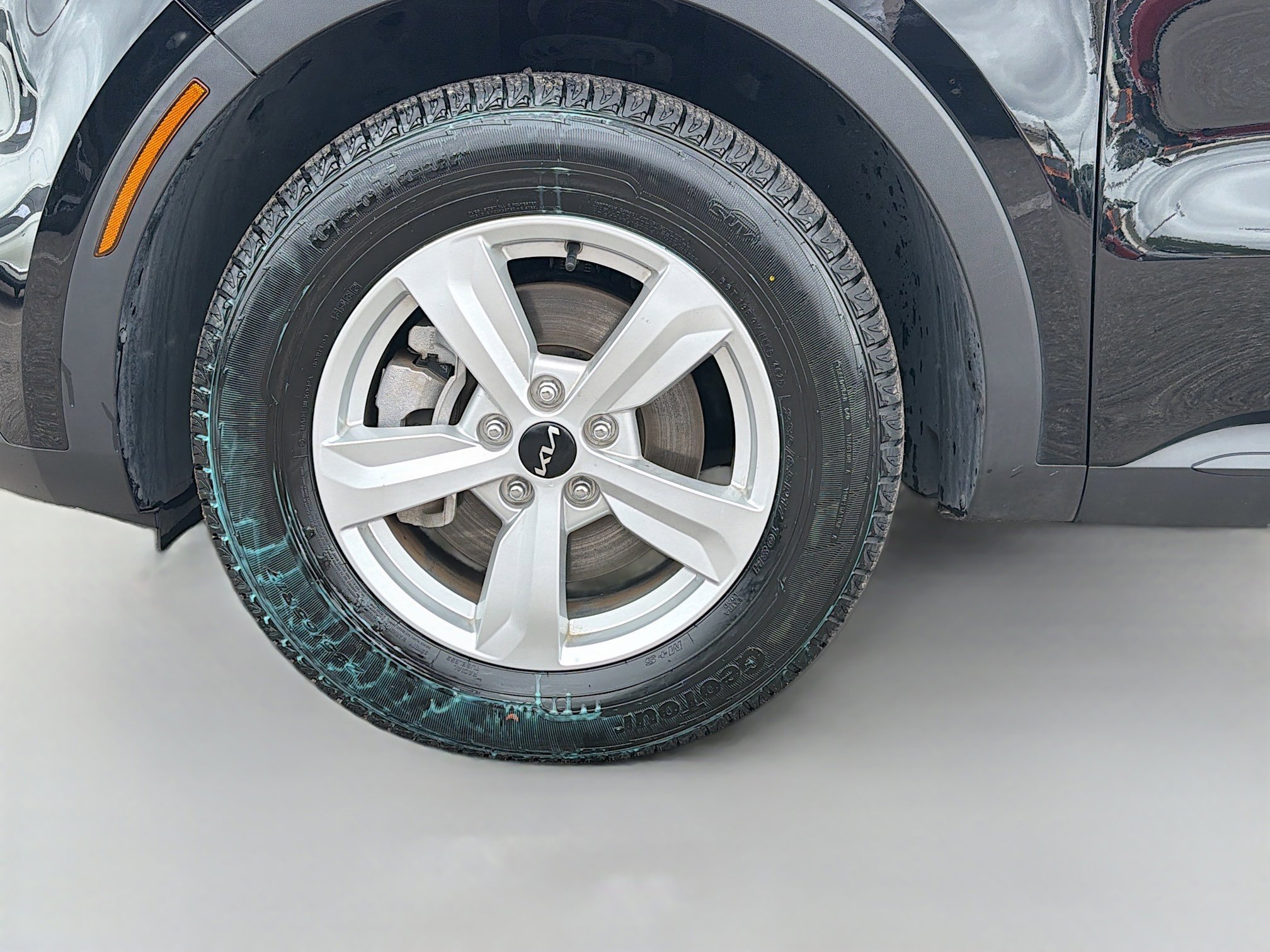 Used 2023 Kia Sorento LX image 40