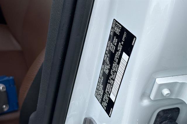 Used 2023 Volvo V60 B5 Cross Country Plus w/ Climate Package image 32