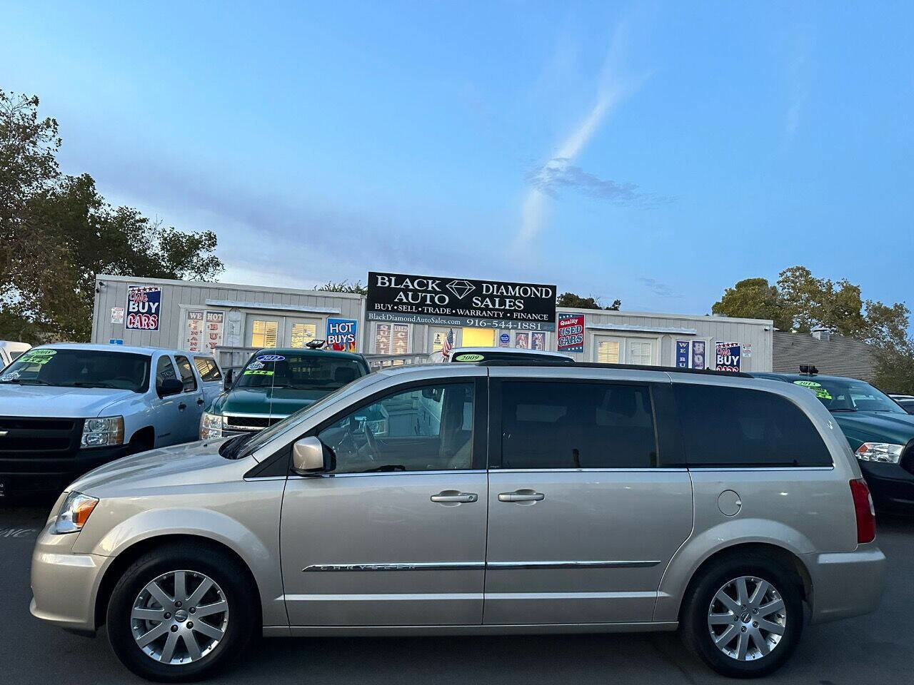 Used 2014 Chrysler Town & Country Touring FWD image 8