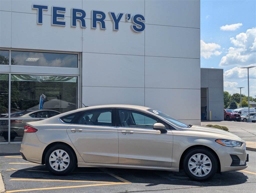 Used 2019 Ford Fusion S image 2