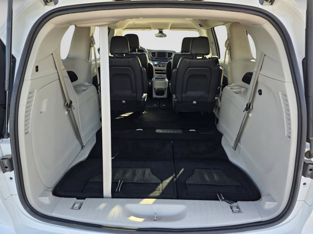 Used 2018 Chrysler Pacifica Touring-L FWD image 26
