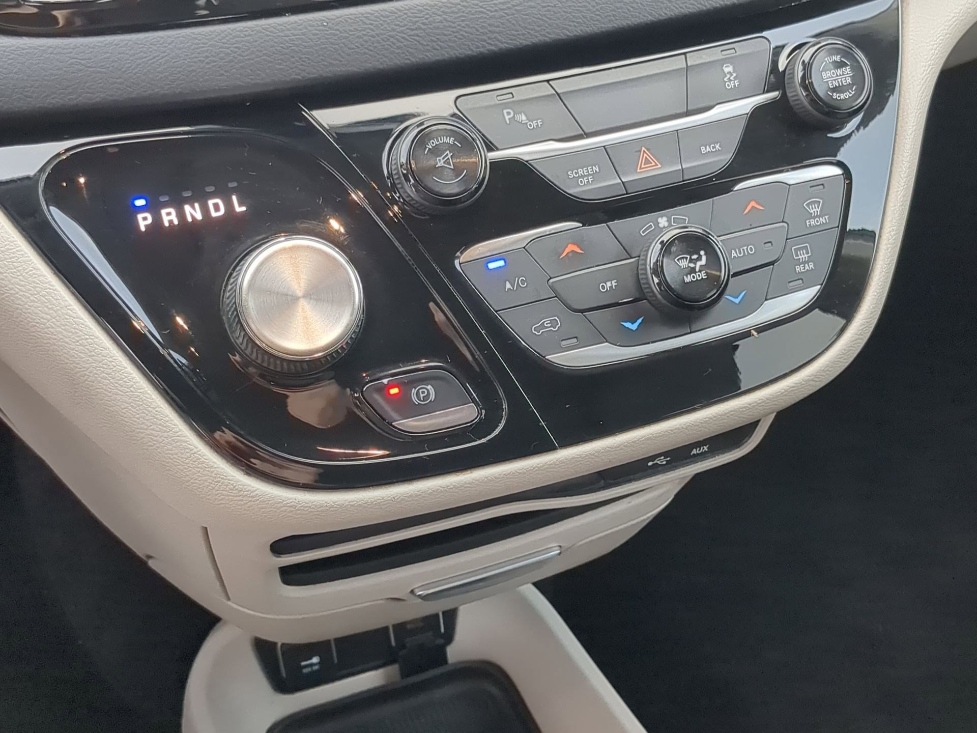 Used 2017 Chrysler Pacifica Touring-L image 18