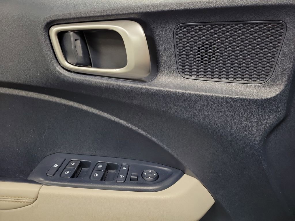 Used 2023 Hyundai Venue Limited image 20