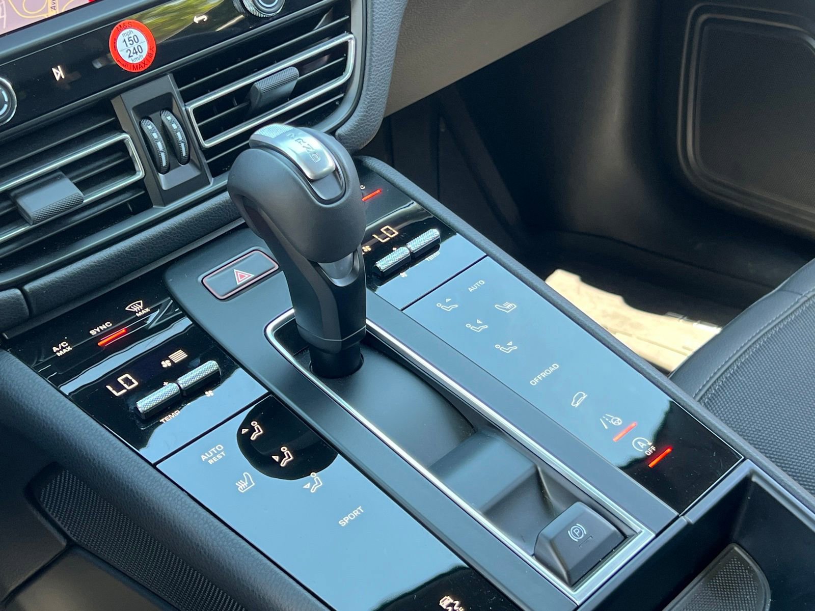 Certified 2025 Porsche Macan AWD/4WD image 27