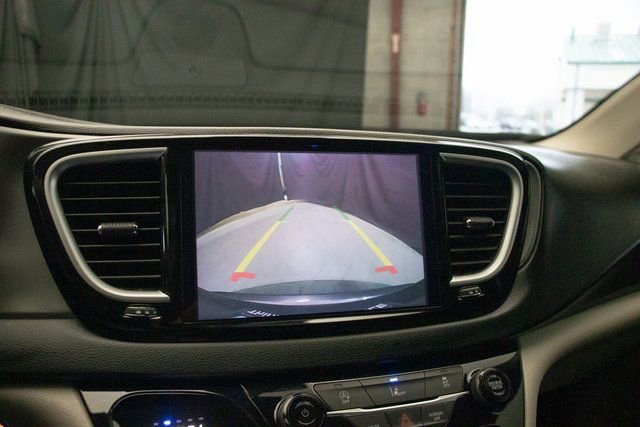 Used 2022 Chrysler Pacifica Touring-L image 35