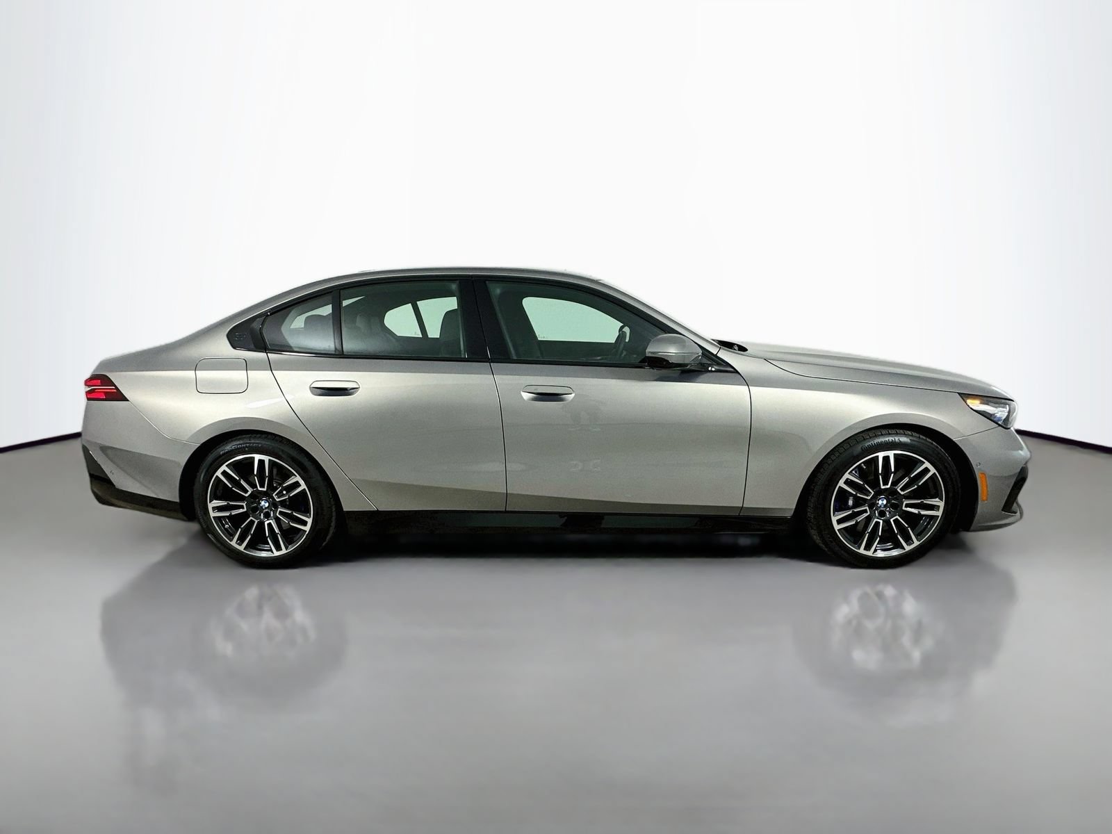Used 2026 BMW 540i xDrive w/ M Sport Package AWD/4WD image 4