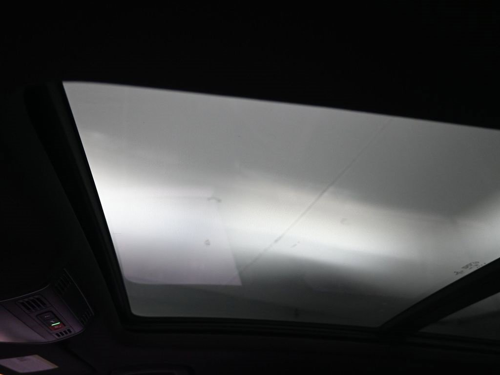 Used 2021 Volkswagen Tiguan SE R-Line image 19