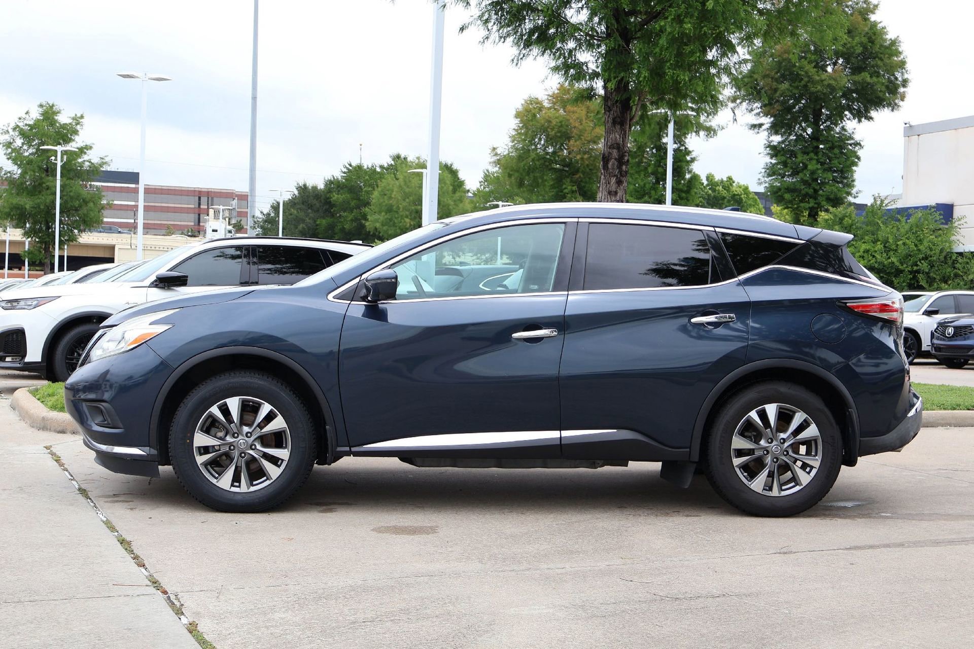 Used 2017 Nissan Murano SL w/ Cargo Package FWD image 3