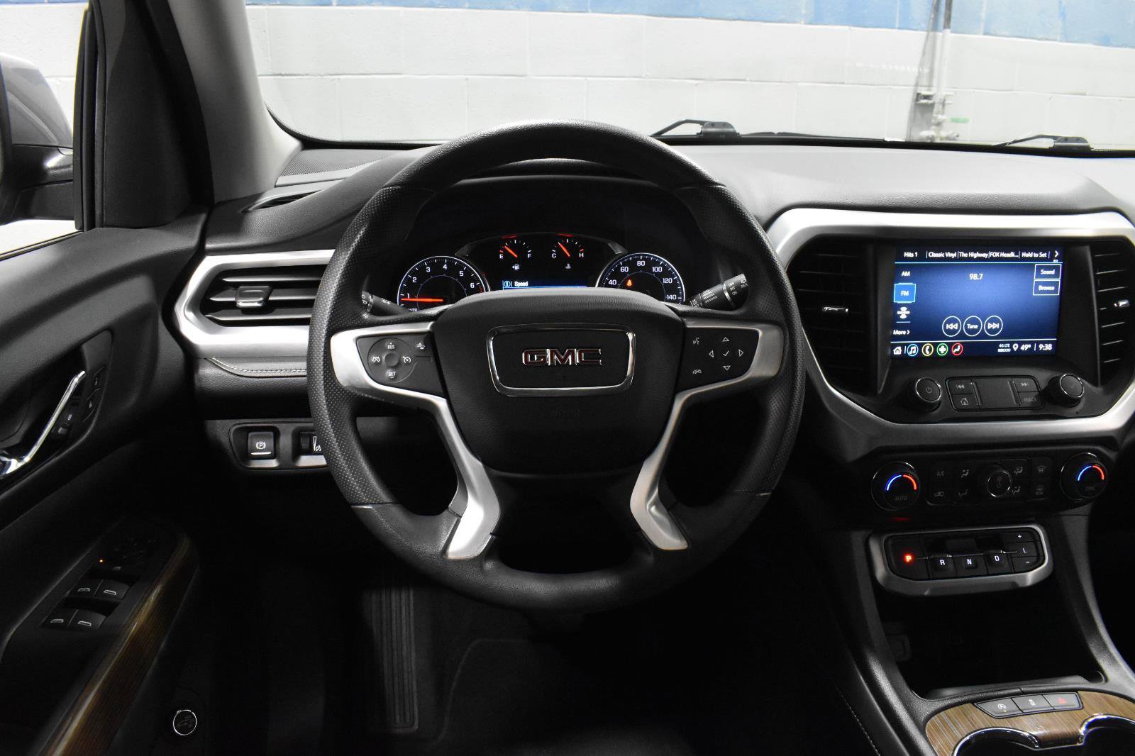 Used 2023 GMC Acadia SLE w/ Driver Convenience Package image 7