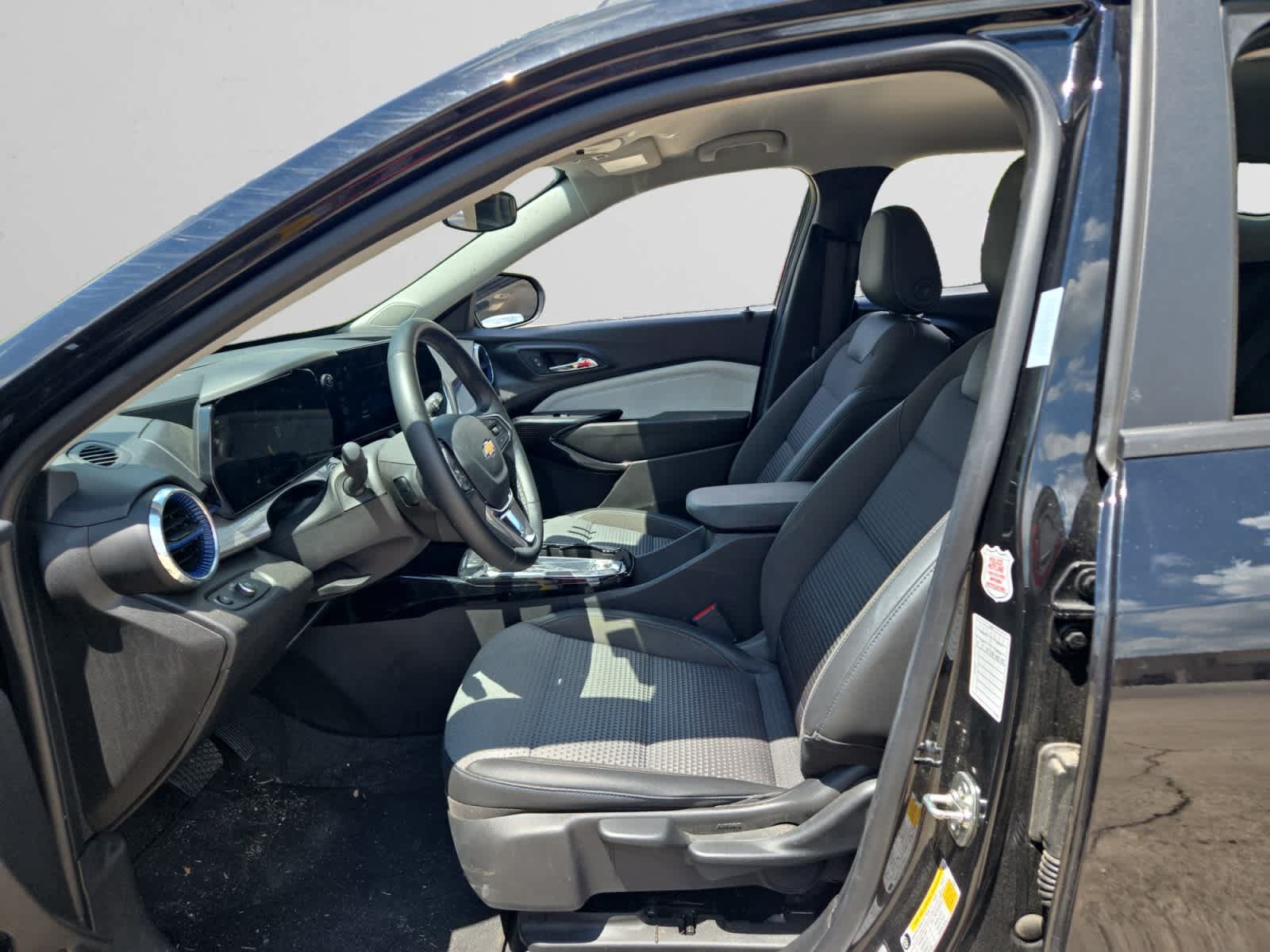 Used 2025 Chevrolet Trax LT w/ LT Convenience Package FWD image 9